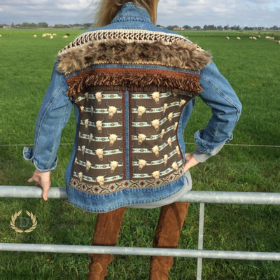 Veste en jean ornée de têtes de taureau avec fausse fourrure