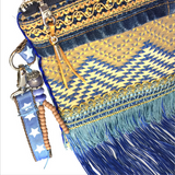 Pochette Boho en bleu et jaune ocre avec franges