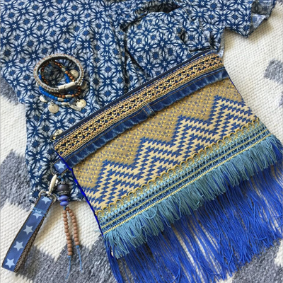 Pochette Boho en bleu et jaune ocre avec franges