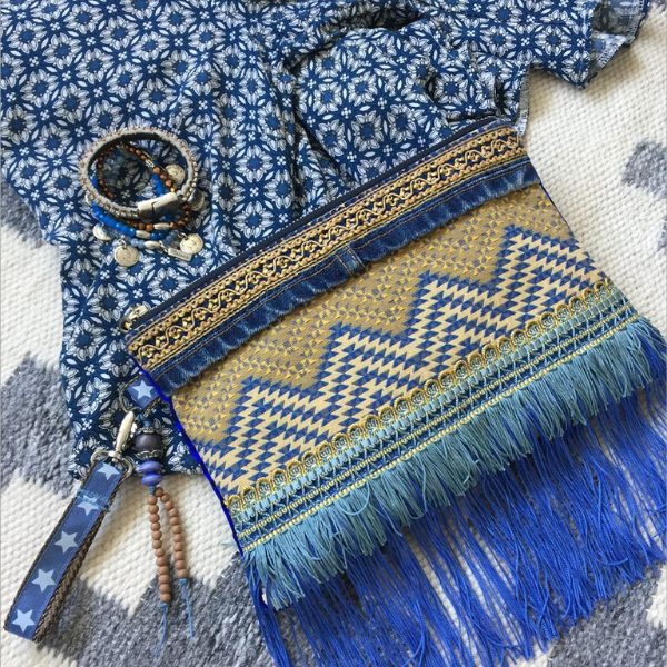 Pochette Boho en bleu et jaune ocre avec franges