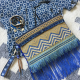 Pochette Boho en bleu et jaune ocre avec franges